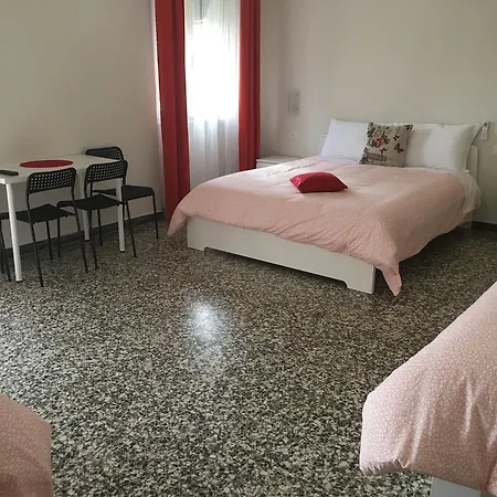 Aliante Turist House לינה וארוחת בוקר פיזה